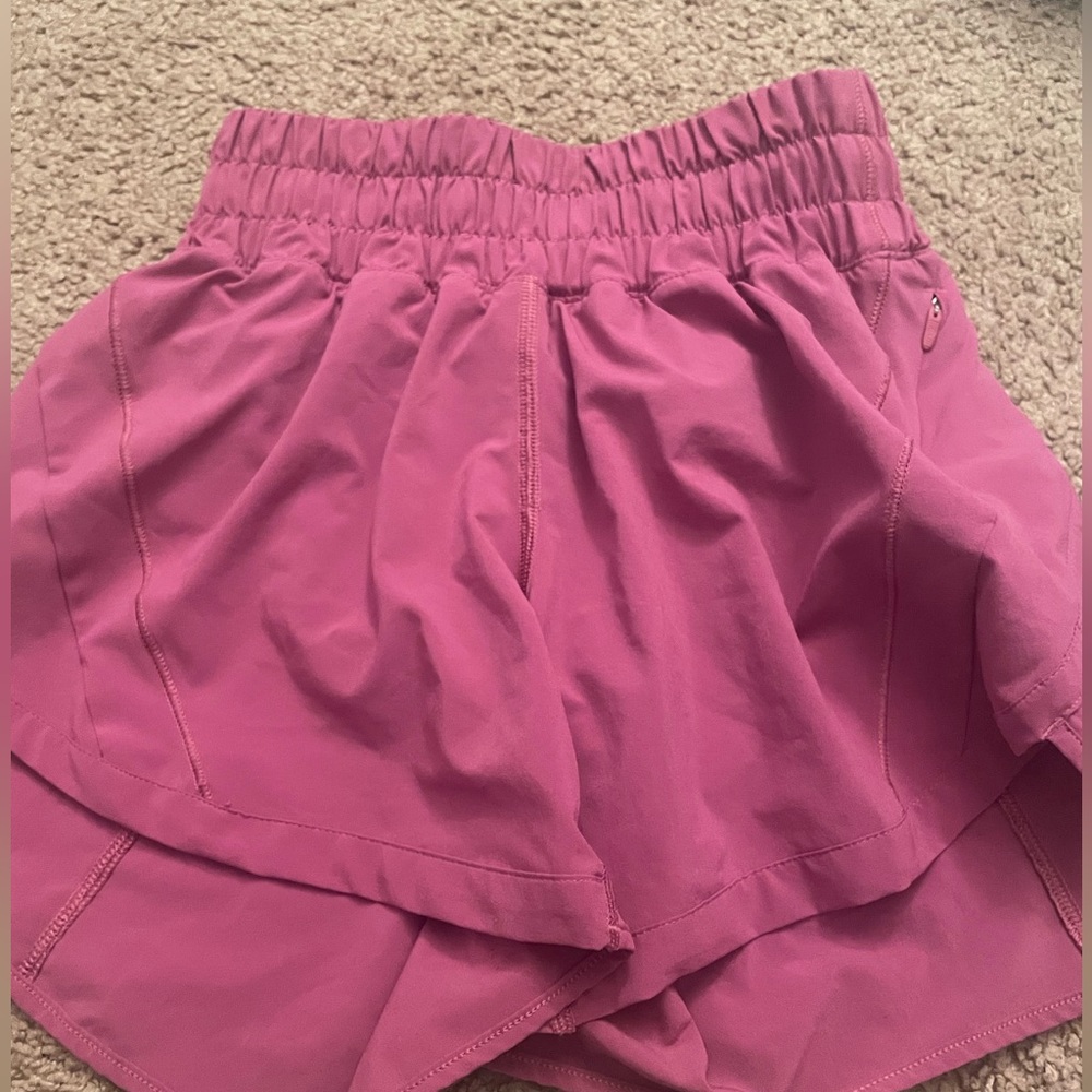 Lululemon Sonic Pink track that mid-rise lined short 5”